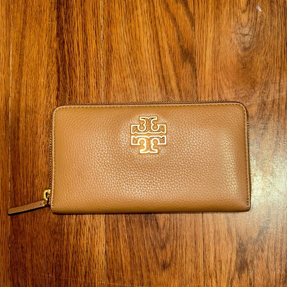Tory Burch Handbags - LIKE NEW Tory Burch Britten Zip Continental Wallet